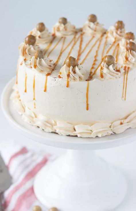 Caramel Macchiato Cake - A Classic Twist Starbucks Caramel Macchiato, Crockpot Cake, Starbucks Cake, Starbucks Caramel, Caramel Buttercream, Salty Cake, Caramel Coffee, Caramel Macchiato, Homemade Cake Recipes