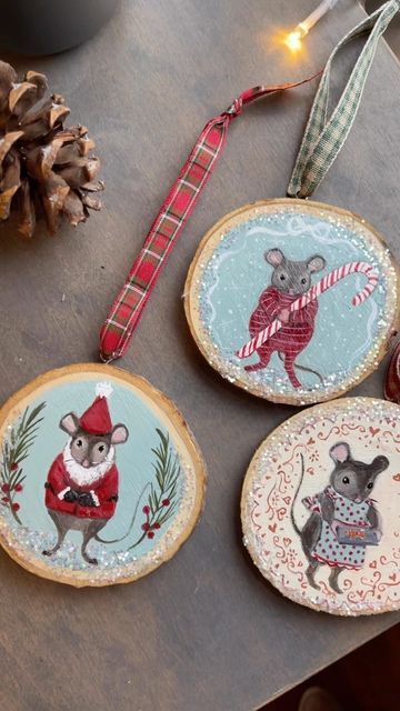 Jamie Lauby Art, Christmas Mouse Painting, Christmas Mouse Craft, Wood Painting Christmas, Christmas Painting Ornaments, Painted Christmas Crafts, Wood Round Christmas Ornaments, Rustic Diy Christmas Decor, Christmas Mouse Illustration