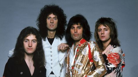 Queen - early days Queen Wallpaper Crown, Queen Rock Band, Queen Albums, Queens Wallpaper, Rock Queen, Show Must Go On, A Night At The Opera, Queen Aesthetic, Freddy Mercury