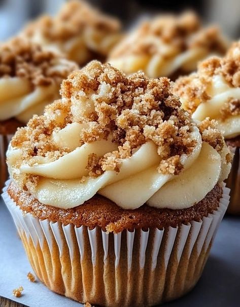 Apple Crumble Cupcakes, Crumble Cupcakes, Deserts Cupcakes, Apple Crumble Recipe, Quick Delicious Meals, Apple Cupcakes, Pie Cupcakes, Apple Cobbler, Soft Sugar