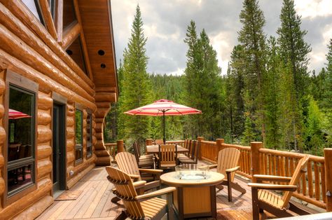 FALCON-MEWS-EXTERIOR-DECK Log Cabin Deck, Cabin Deck Ideas, Cabin Patio, Cabin Deck, Cabin Interior Design, Ecological House, Log Home Living, Log Cabin Designs, Rustic Log Cabin