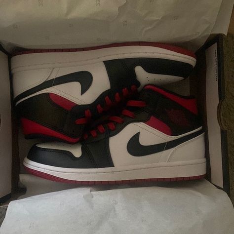 White/gym-red-black blanc/noir/rouge gym (Air Jordan 1 MID) White Gym, Air Jordan 1 Mid, Jordan 1 Mid, Air Jordan 1, Jordan Shoes, Nike Air Jordan, Jordan 1, Air Jordan, Air Jordans