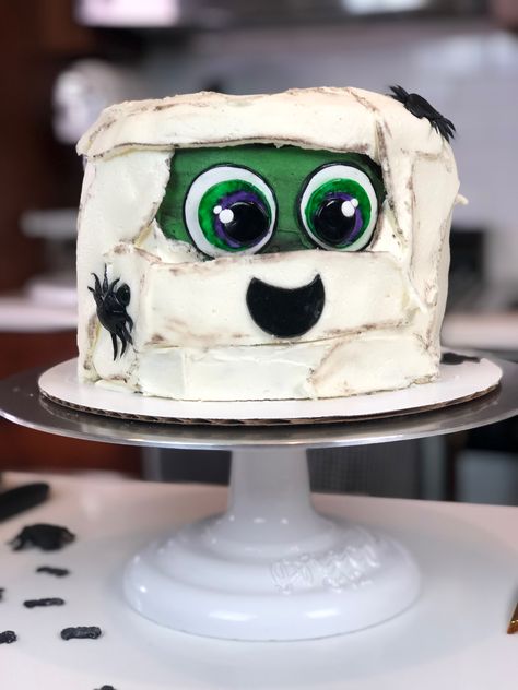 Mummy Cake: Decorated with Homemade Buttercream Mummy Birthday Cake, Buttercream Tips, Funfetti Oreo, Mummy Cake, Halloween Cooking, Birthday Cake Images, Mummy Birthday, Piping Buttercream, Easy Cake Recipe