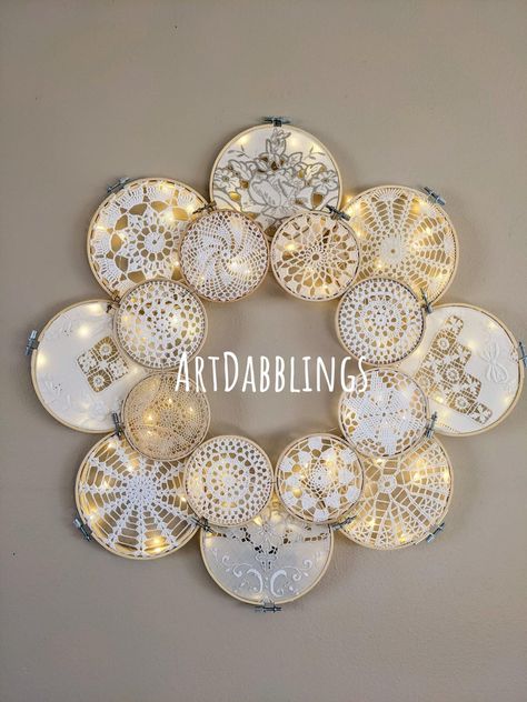 Doily Wall Hangings, Doily Art Diy, Doily Wreath, Embroidery Wreath, Doily Art, Crochet Wall Art, Doilies Crafts, Vintage Doily, Lace Crafts