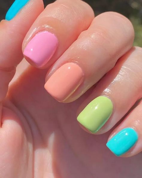 Summer Short Square Nails - Cute & Trendy Manicure Ideas Short Squoval Christmas Nails, Shorties Nails Summer Colors, Summer Gel Nails Ideas 2024 Short, Bright Summer Nails Short, Short Nail Ideas Summer 2024, Short Square Summer Nails, Short Square Nails Summer, Winter Sparkle Nails, Gel Nails For Summer