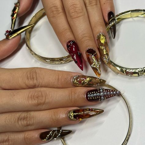 chelle da nail artist | gold coachella nailss for @damiedinh ⚜️ | Instagram Festival Gel Nails, Free Style Nails, Gold Nails Design, Press On Nails Design, Nails September, Skincare Aesthetics, Bday Nails, Nail Pics, Real Nails