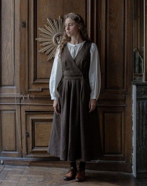 Folklore Outfit Ideas, Folklore Outfit, Twirly Skirt, Academia Style, Cottagecore Outfits, Dark Academia Fashion, Hair Simple, Wool Jumper, Pinafore Dress