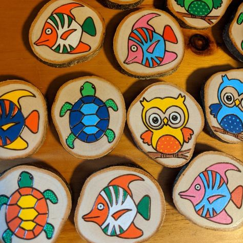 Painted Coasters Diy Wood Slices, Wood Slice Art Paint Easy, Wood Slice Art Flamingo, Fridge Magnets Ideas Creative Wood, Paint On Wooden Slice, Wooden Coasters Diy, Wood Fridge Magnets, Animal Wood Slice Ornament, Handmade Magnets