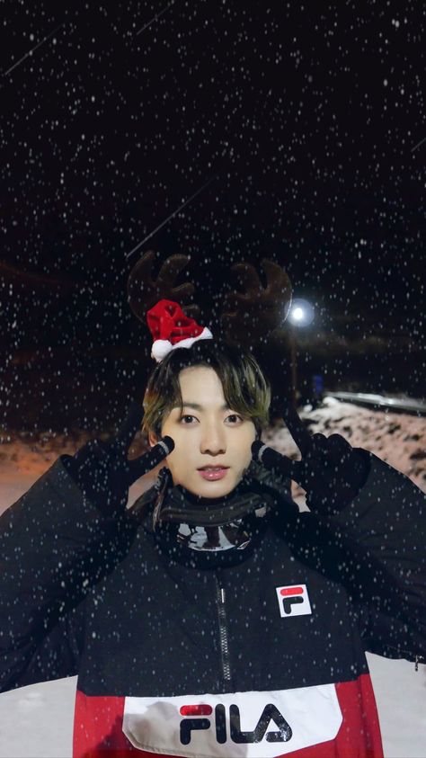 #bts #bangtan #jungkook #jeon #christmas #2019 #wallpaper #lockscreen #jk #iphone #cute #fila Bts Christmas Aesthetic, Jungkook Christmas Wallpaper, Christmas Jungkook, Bts Christmas Wallpaper, Jungkook Christmas, Christmas Bts, Bts Hair Colors, 2019 Wallpaper, Christmas Lockscreen