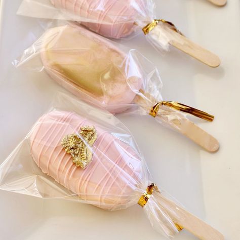 Cakesicles Packaging Individual, Pink And Gold Cakesicles, Cakesicle Packaging, Cakesicles Packaging, Gold Cakesicles, Popsicles Packaging, Chocolate Popsicle Recipes, Pop Branding, Magnum Cake