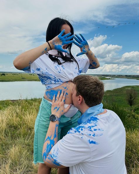 Painting Gender Reveal Ideas, Gender Reveal Ideas Photography, Paint Gender Reveal Ideas, Gender Reveal Paint, Twin Maternity Photos, Gender Reveal Photoshoot, Gender Reveal Photo Shoot, Gender Reveal Pictures, Gender Reveal Photography