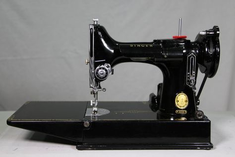 Feather Weight Sewing Machines Vintage For Sale, Antique Identification, Sewing Cabinets, 1000 Lifehacks, Sewing Machine For Sale, Featherweight Sewing Machine, Vintage Machine, Quilts Vintage, Treadle Sewing Machines