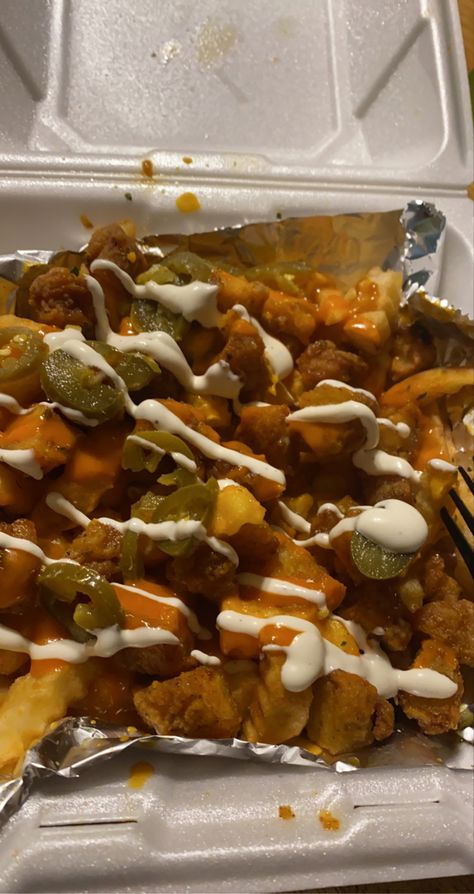 Fries, Buffalo chicken, jalapeños & ranch Chicken And Fries, Buffalo Chicken Fries, Buffalo Fries, Food Therapy, Dinner Meals, I Want To Eat, Crispy Chicken, Buffalo Chicken, Pretty Food