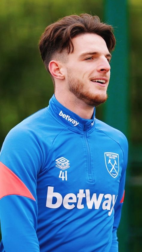 Declan Rice Haircut, Soccer Hairstyles Men, Declan Rice Wallpaper, I Like Your Cut G, West Ham Players, English Rugby, Soccer Hairstyles, Soccer Hair, Hot Rugby Players