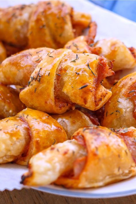 fast appetizer recipes Rollups Appetizers, Ham And Cheese Pizza, Ham Appetizers, Fast Appetizers Easy, Crescent Roll Appetizers, Roasted Shrimp Recipes, Last Minute Appetizer, Pizza Roll Up, Homemade Appetizer