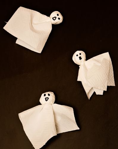 Make ghost decorations for Halloween! They're made out of paper towels and are a cinch to create! Ghost Crafts Preschool, Paper Plate Ghost, Activities With Paper, How To Make Ghosts, Ghost Craft, Halloween Teaching, Halloween Activities Preschool, Paper Towel Crafts, Ghost Crafts