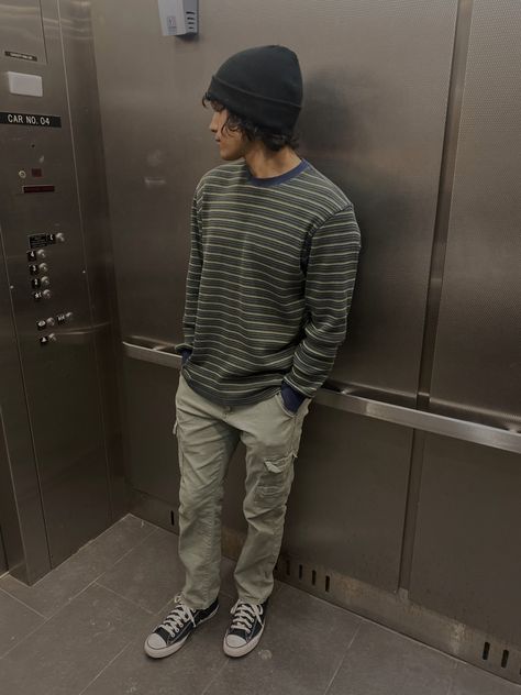 Cargo Converse Outfit, Green Beanie Outfit Men, Black Chuck Taylors Outfit Men, Light Green Cargo Pants Outfit, Outfits With Beanies Aesthetic, Black Chuck Taylors Outfit, Chuck Taylors Outfit Men, Grunge Men Outfits, Converse Men Outfit