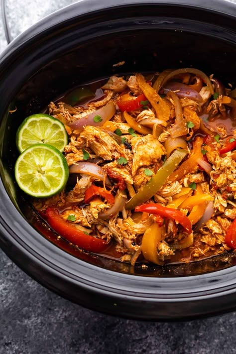 overhead view of slow cooker chicken fajitas Instant Pot Fajita Chicken, Fajita Recipes, Slow Cooker Fajitas, Crockpot Fajitas, Slow Cooker Meal Prep, Freezer Crockpot Meals Healthy, Slow Cooker Chicken Fajitas, Italian Chicken Crockpot, Chicken Fajitas Crockpot