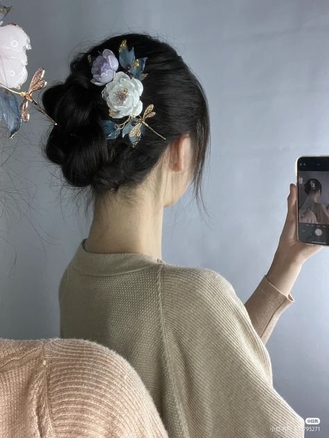 Sleek Hairstyles For Long Hair, Sunkissed Brunette, Hair Secrets, Chinese Hair Accessories, Aesthetic Dress, Hair Accessories Collection, Chinese Hairstyle, Shoes Bag, Hair Up Styles