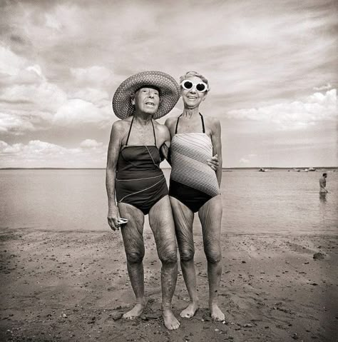 us girls at the beach! Growing Old Gracefully, Wow Photo, Grow Old With Me, Growing Older, Vivian Maier, Elderly People, Girls Just Wanna Have Fun, Grow Old, Getting Older