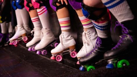 Skate Party Ideas, Indoor Roller Skating, Girls Roller Skates, Roller Blades, Female Legs, Nerf Party, Disco Night, Roller Disco, Picnic Style