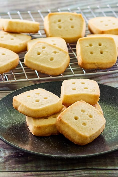 With only five ingredients, this homemade shortbread cookies recipe comes together incredibly fast and results in the perfect crunchy, buttery cookie bite. Short Bread Recipe Easy, 123 Shortbread Cookies, Shortbread Sticks Recipe, Shortbread Cookie Cutouts, Preppy Kitchen Shortbread Cookies, Short Bread Cookies Soft, Crispy Cookies Recipe Simple, Shortbread Cookie Recipe Easy, Oatmeal Shortbread Cookies