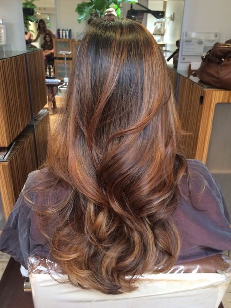 Dark To Caramel Balayage, Dyed Hair Brown Highlights, Hair Color Brown With Highlights Caramel, Autumn Brown Hair With Highlights, Copper Balayage Long Hair, Brown Balayage Copper, Carmel Hair Highlights Brunettes, Cooper Brown Balayage, Brunette Ginger Highlights