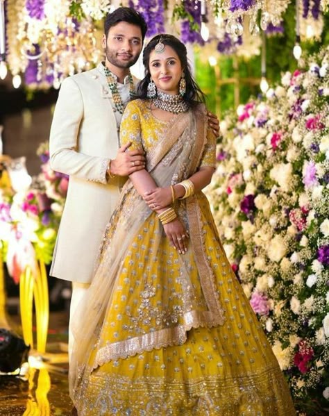 Engagement Look For Bride And Groom, Marriage Dress For Couple Indian, Engement Couple Pose, Engagement Indian Outfit Couple, Lehanga Couple Poses, Ringceremony Couple Dress, Couple Dresses For Reception, Lehenga Couple Poses, Wedings Drees Couple