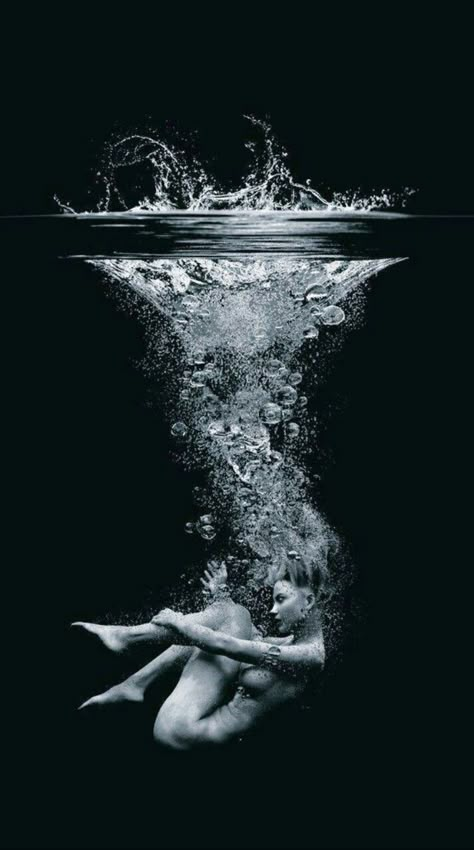 Women Swimming, Bawah Air, Underwater Photos, Water Photography, Foto Art, Under Water, Black White Photos, Underwater Photography, 인물 사진