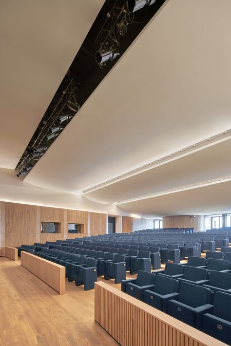 Auditorium Design Architecture, Small Auditorium Design, Modern Auditorium, Lecture Hall Design, Theater Ceiling, Acoustics Design, Conference Room Design, Interior Design Sketchbook, Meeting Hall