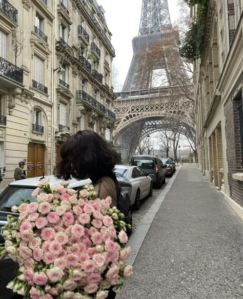 Cute Pics To Take, Aesthetic Pink Images, Paris Core, I Heart Paris, Flowers In Paris, Getting Flowers, Paris City Of Love, Places Aesthetic, Paris Lifestyle