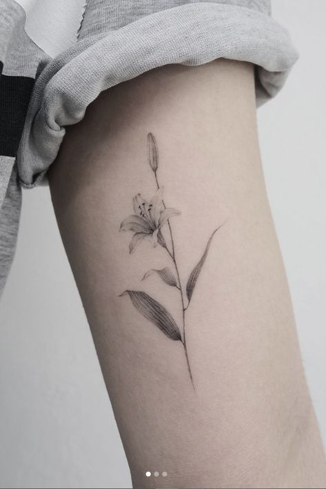 Simplistic Lily Tattoo, Small Tattoos Lily Flower, Glaze Lily, Small Floral Tattoo, Small Lily Tattoo, Floral Tattoo Ideas, Tattoo Lily, Lillies Tattoo, Lily Flower Tattoos