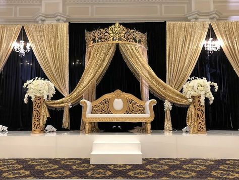 Back Drops For Prom Pictures, Black And Gold Backdrop Ideas Wedding, Royalty Decorations Party, Main Table Quinceanera Black And Gold, Black And Gold Stage Decor, Coming To America Wedding Theme, Black White And Gold Quinceanera Theme, Black And Gold Theme Quinceanera, Quince Decorations Black And Gold