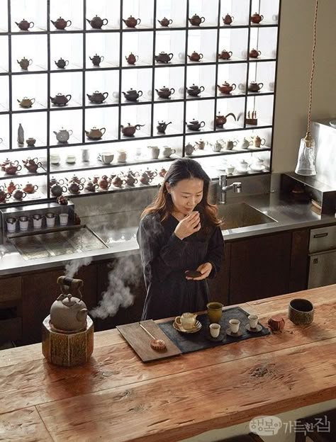 Japanese Tea House Interior, Japanese Cafe Design, Tea Shop Aesthetic, Japanese Tea Shop, Tea House Interior, Chinese Tea Shop, Tea Room Interior, Japanese Tea Table, Tea Store Design