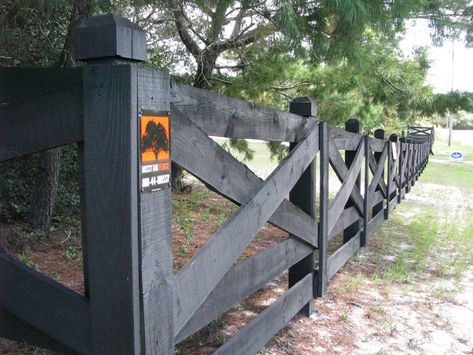 Mossy Oak Fence offers a wide range of customizable horse fences, perfect for containing livestock or setting property boundaries. We offer both vinyl and wood ranch rail fencing in a variety of colors and stains. You can choose between the 2-rail, 3-rail, 4-rail, split rail or crossbuck styles, or request a free quote online to see how you can customize your own horse fence! Wood Horse Fence, Oak Fence, Backyard Fencing, Farm Fencing, Horse Fence, Rustic Landscaping, Easy Fence, Split Rail Fence, Wood Horse