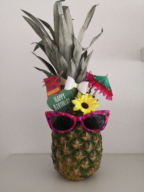 Diy (Ananas-)Gutschein für einen Cocktailabend | Diy (Pineapple) Gift voucher for a cocktail night 21st Birthday Beer Cake, Birthday Beer Cake, Diy Pineapple, Fun Summer Crafts, Pineapple Gifts, Luau Theme Party, Luau Theme, Gift For Mom Christmas, Cocktail Night