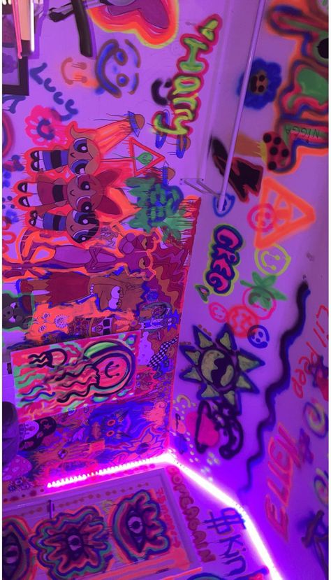 Neon Graffiti Room, Spray Painted Bedroom Wall, Cool Spray Paint Ideas, Spray Paint On Wall, Simple Spray Paint Graffiti, Neon Wall Art Paint, Spray Paint Graffiti Art, Paint On Ceiling, Spray Paint Art On Wall