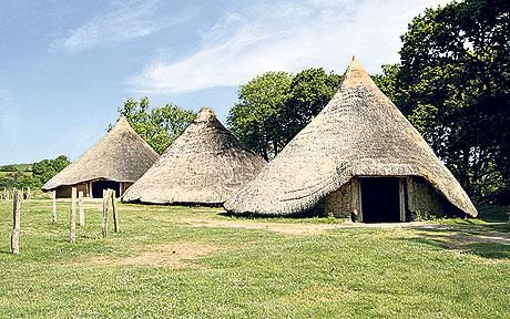 Iron Age Fort at Castell Henllys, Wales Celtic Roundhouse, Celtic Architecture, Celtic Village, Celtic History, Wales Beach, Shed Tiny Home, Pembrokeshire Wales, Vacation Wishes, Eco Buildings