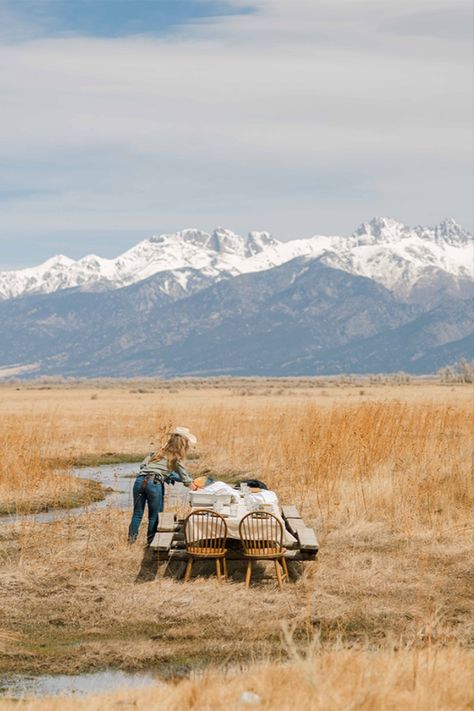 The third in our Eco Hotel series, the team at the incredible Zapata Ranch in Colorado which is owned by The Nature Conservancy and managed by Ranchlands, talk us through life at the ranch, being surrounded by nature and stunning landscapes! Underpinning Ranchlands is their sustainable mission that runs through all aspects of the business, including the ranch, accommodation, food and their online mercantile! Colorado Ranch Aesthetic, Montana Ranch Aesthetic, Montana Ranch House Aesthetic, Southwestern Ranch, Highlands Ranch Colorado, Colorado Ranch, Eco Hotel, Green Travel, Sustainable City