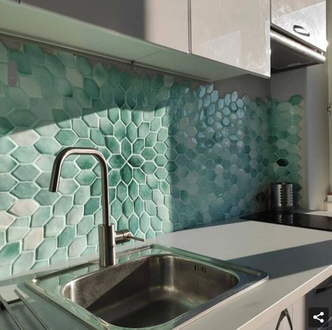 Creative Kitchen Backsplash, Kitchen Mosaic, Backsplash Patterns, Unique Backsplash, Green Mosaic, Mosaic Backsplash, Tile Shower Ideas, Bathroom Wall Tile, Stunning Kitchens