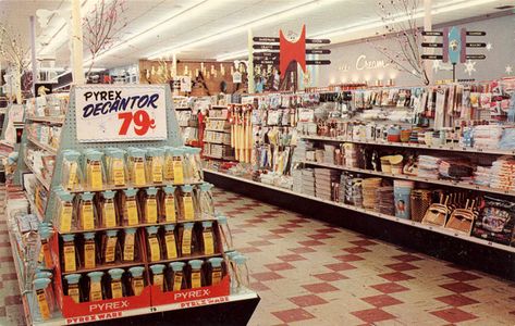 Inside vintage grocery stores & old-fashioned supermarkets of yesteryear - #grocerystores #supermarkets #supermarket #vintage #retro #cashregisters #vintagestores #groceryshopping #clickamericana Grocery Store Items, Grocery Supermarket, Piggly Wiggly, Grocery Shop, Vintage Store, The Good Old Days, Vintage Photographs, Vintage Ads, Pyrex