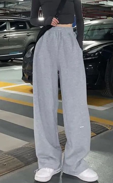 Wide Leg Sweatpants Outfit, Wide Leg Outfit, Baggy Outfit Ideas, Old Outfits, Baggy Sweatpants, Sweatpants Outfit, Practice Outfits, Uni Outfits, Wide Leg Sweatpants