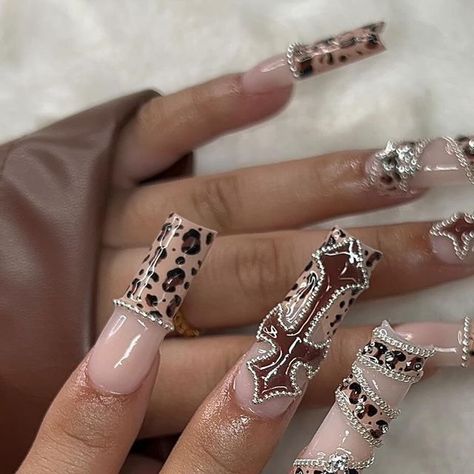 Maria on Instagram: "Chrome hearts cheetah 🐆 
•
•
•
•
#nails #nailsnailsnails #nailsofinstagram #nailsart #nailstagram #nailsmagazine #nailsonfleek #cheetahprint #cheetahnails #chromehearts #chromeheartsnails #brownnails #fallnails #fallset #fall2024 #chicago #explore" Birthday Nail Set Ideas November, Fall Nail Sets Acrylic, Bb Belt Nails, Cheetah French Tip Nails, Chola Nails, Cheetah Acrylic Nails, Chrome Hearts Nails, Chrome Heart Nails, Nail Tech Nails