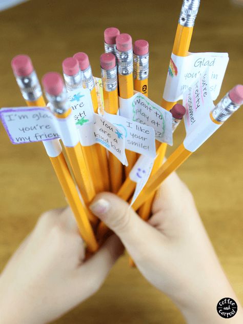 How to Make Back to School Kindness Pencil Toppers Handmade Gifts For Students, Christmas Crafts For School, Decorate School Supplies, Class Gift Ideas, Pencil Case Crafts, Gifts For Classmates, Handmade Gifts For Kids, Gift Ideas For Students, Homemade Crayons