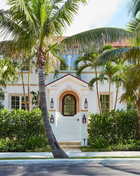 Palm Beach Residence 09 — Dailey Janssen Architects Palm Beach Exterior Home, Palm Beach Landscaping, Palm Beach House Exterior, Palm Beach Aesthetic, Palm Beach Interior Design, Florida Style Homes, Bahamas Home, Miami Homes, Preppy Palm Beach