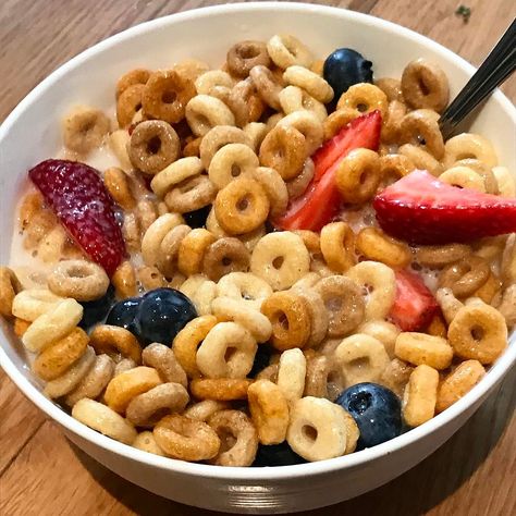 ❁ ; @waninqm00n Cheerios Aesthetic, Cereal With Fruit, Cereal Aesthetic, Poo Poo, Healthy Food Habits, Fruit Berries, Healthy Snacks For Adults, Healthy Food Choices, Whole Foods Market