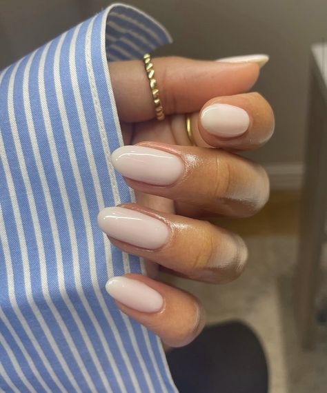 Nail Ideas Clean Girl, Neutral Nail Ideas Classy, Pale Hands Nail Color, Nail Inspo Brown Skin, Nude Minimalist Nails, Cream Almond Nails, Neutral Manicure Ideas, Blonde Clean Girl, Neutral Nail Inspiration