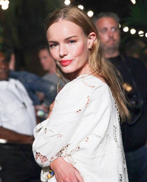 Summer makeup idea: Glossy coral lips on Kate Bosworth Coachella Celebrities, Bright Lipstick, Long Eyelashes, Colored Eyeliner, Kate Bosworth, Glowy Skin, Brown Blonde Hair, I'm With The Band, Longer Eyelashes