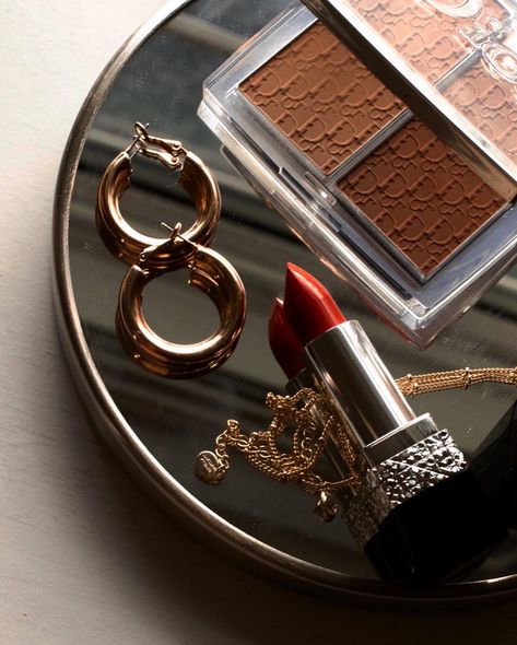 Dior Product Photography, Makeup Flatlay Aesthetic, Luxury Flatlay, Makeup Photography Products, Flat Lay Makeup, Beauty Flatlay, Makeup Flatlay, Flatlay Ideas, Flatlay Makeup