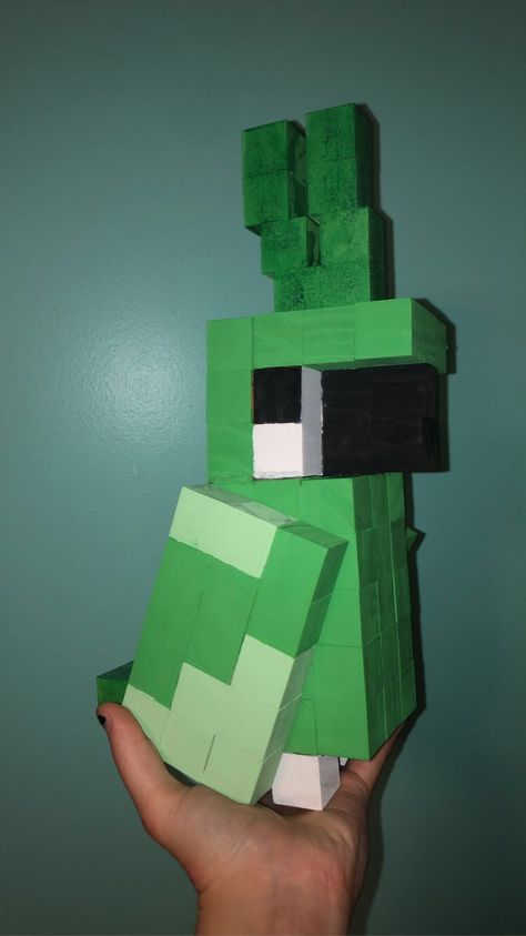 wooden block green minecraft parrot Wood Minecraft Projects, Minecraft Block Diy, Cute Minecraft Animals, Wooden Block Art, Jungle Wood Block Pallete Minecraft, Minecraft Painting Ideas, Minecraft Parrot, Wood Block Minecraft Flower, Diy Minecraft Wooden Blocks